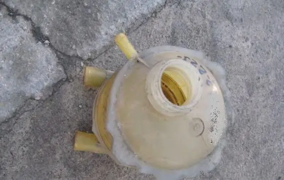 Renault 19 Coolant expansion tank/reservoir 7700810997