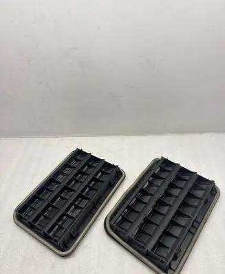 Quarter panel pressure vent
