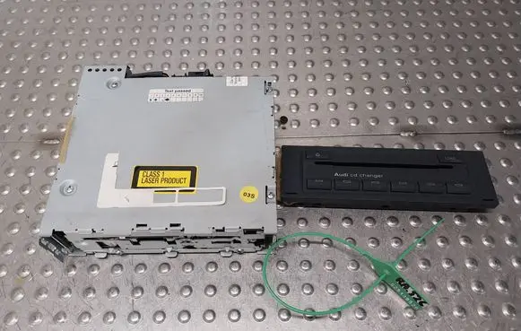 Audi A4 S4 B6 8E 8H CD/DVD changer 8E0035111D
