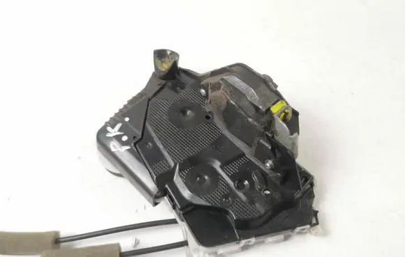 Honda CR-V Front door lock L8811120F1