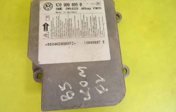 Volkswagen PASSAT B5 Airbag control unit/module 1C0909605B