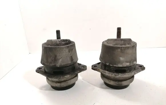 Volkswagen Touareg I Engine mount bracket 7L6199131C