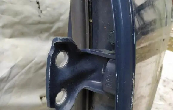 Mitsubishi Carisma Rear door lower hinge