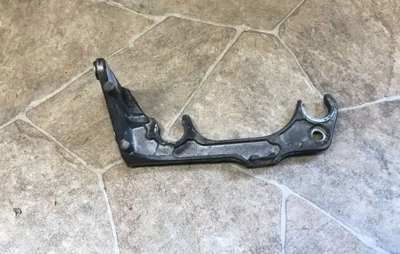 Mercedes-Benz E W212 Air filter cleaner box bracket assembly A6510940127