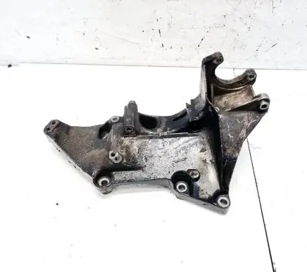 Nissan Primera Engine mounting bracket