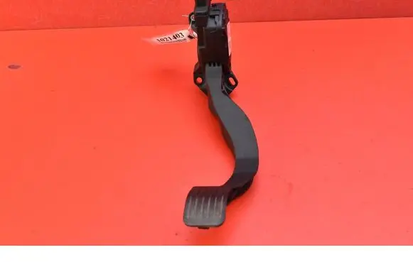 Accelerator throttle pedal