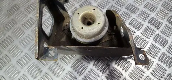 Peugeot 607 Engine mount bracket