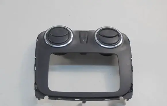 Dacia Sandero Dash center air vent grill 682608729R