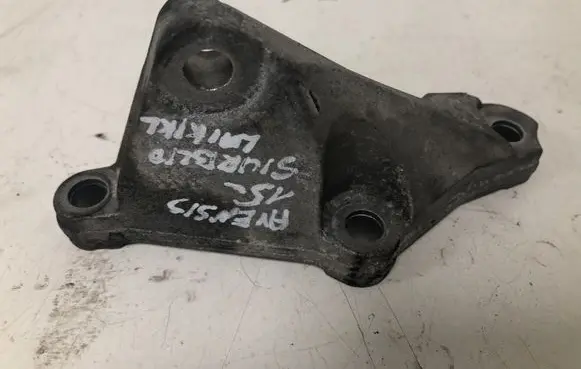 Toyota Avensis T270 Engine mounting bracket 13517810698