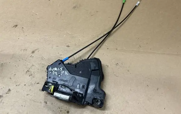 Toyota Auris E180 Front door lock 