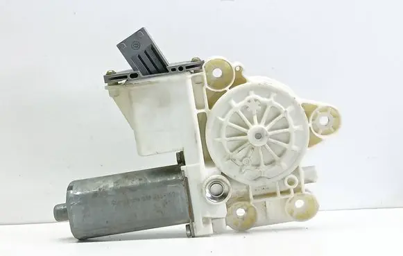 Toyota Avensis T250 Rear door window regulator motor 992045100