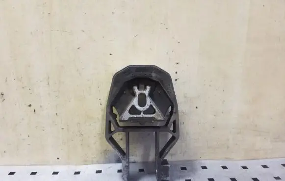 Volvo V40 Engine mount bracket 31330017 31359891