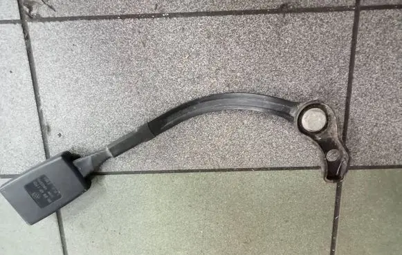 Volkswagen PASSAT B5.5 Front seatbelt buckle 3B0858471J 33023754