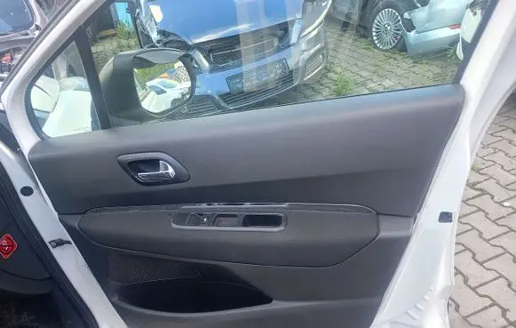 Peugeot 3008 I Front door card panel trim