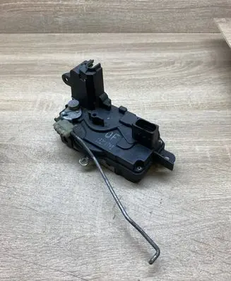 Opel Zafira B Front door lock 13210748