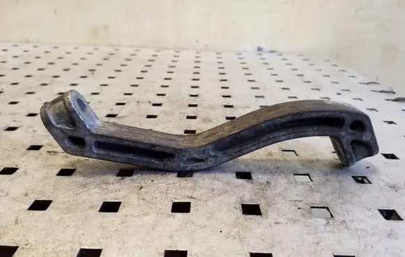 Volkswagen PASSAT B8 Engine mounting bracket 1K0199359E