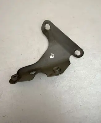 Audi Q7 4L Fender mounting bracket 4L0821136
