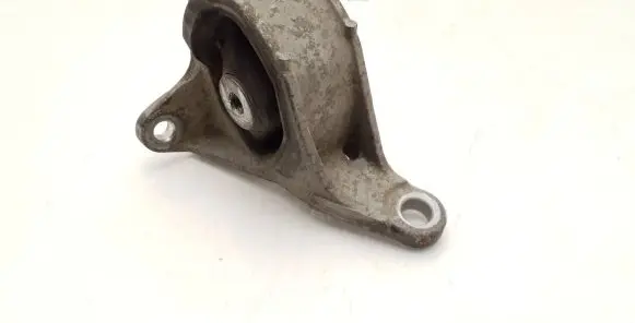 Honda CR-V Engine mount bracket