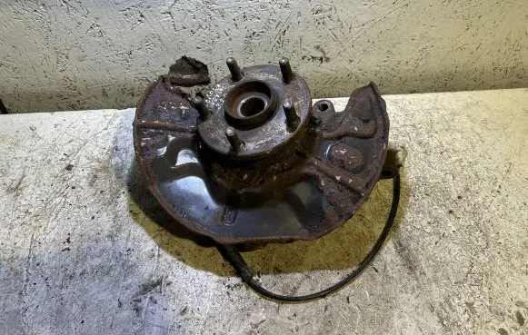 Toyota Corolla Verso AR10 Front wheel hub