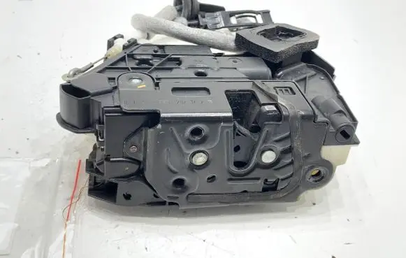 Volkswagen PASSAT B8 Front door lock 5E1837016A