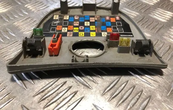 Renault Megane I Fuse box cover 7700841058 6147224 8868800078