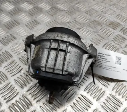 BMW 1 E81 E87 Engine mount bracket 6768799
