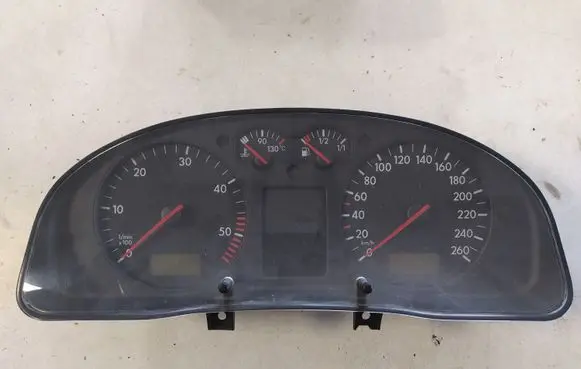 Volkswagen PASSAT B5 Speedometer (instrument cluster) 3B0920822A