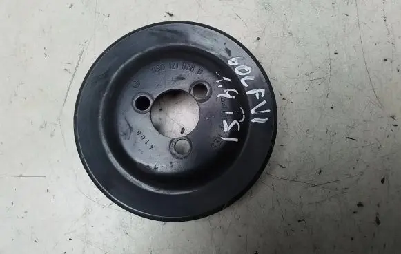 Volkswagen Golf VI Water pump pulley 03D121028B