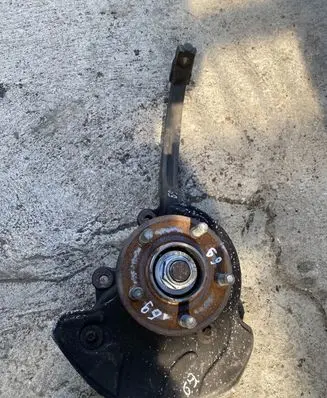 Chrysler 300 - 300C Front wheel hub 04782704