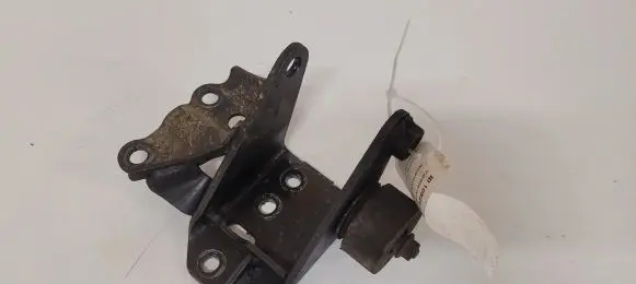 Toyota Corolla Verso AR10 Engine mounting bracket