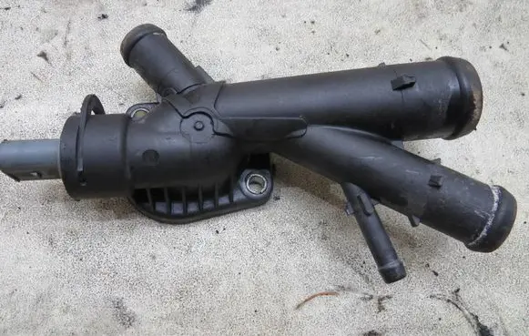 Volkswagen PASSAT B7 Thermostat housing 03L121131AA