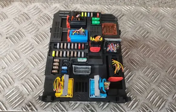 Citroen C4 II Picasso BSM Control unit 9819851380