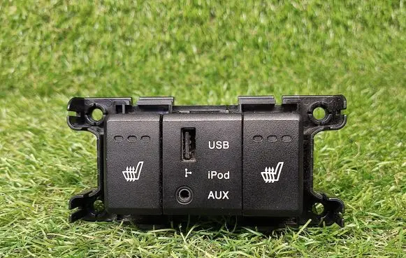 Hyundai Santa Fe USB socket connector 961202B600 961200W600