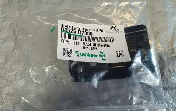 Hyundai Tucson TL Fender mounting bracket 64525-D7000