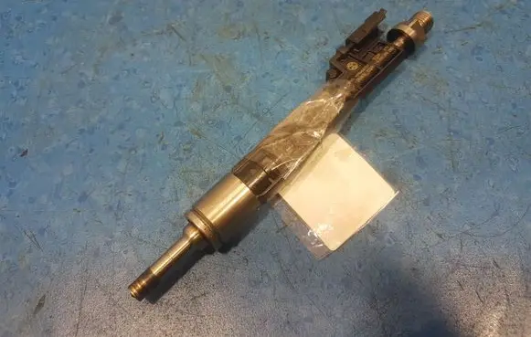 BMW 7 F01 F02 F03 F04 Fuel injector 8625397