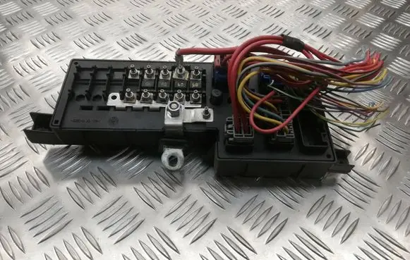 Volvo XC70 Fuse module 518828108