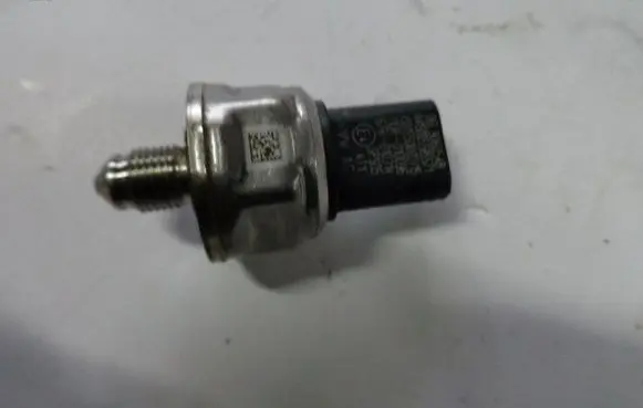 Volkswagen Tiguan Fuel pressure sensor 06L906054B