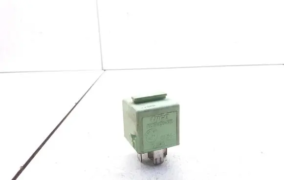 BMW 5 E39 Hazard warning light relay 61368373700