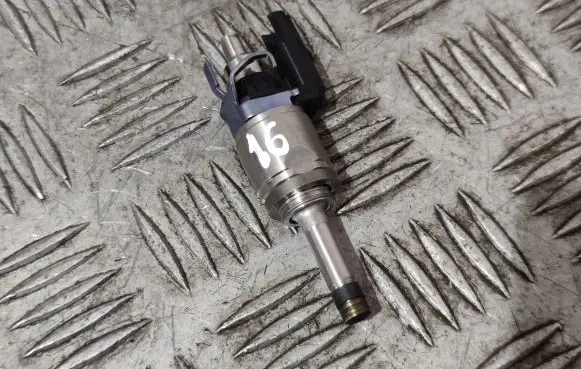 Volvo XC90 Fuel injector 31336653