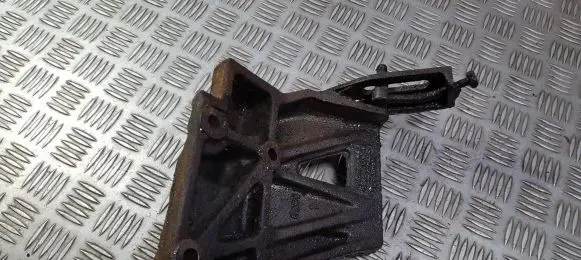 Nissan Primera Engine mounting bracket