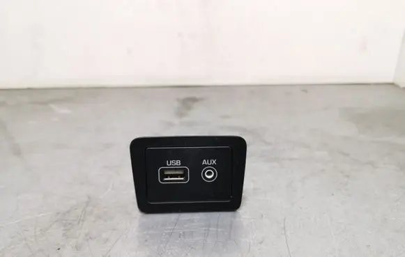 Hyundai Santa Fe USB socket connector 961202W560