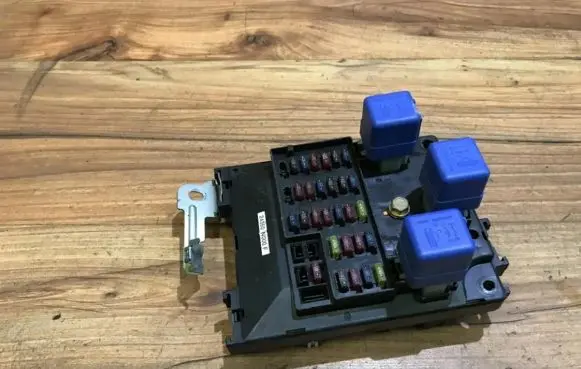 Nissan Almera Fuse box set 243501n000f 1n06b23