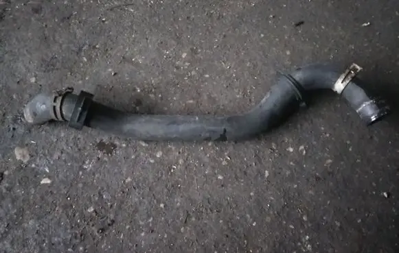 Engine coolant pipe/hose