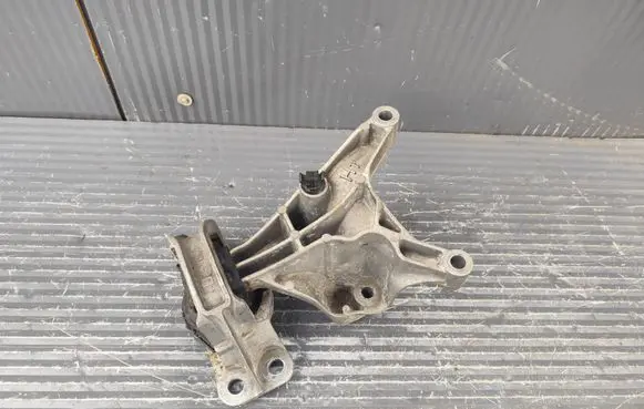 Nissan Juke II F16 Engine mount bracket 112325208R