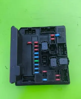 Nissan Qashqai Fuse module 284B7BB00C 4647783838 522792F02