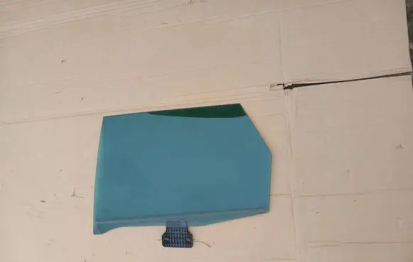 Rear door window glass