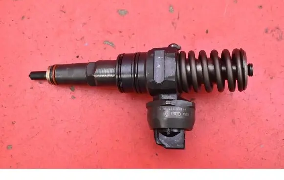 Volkswagen Golf IV Fuel injector 038130073AG