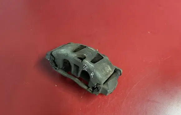 Chrysler Town & Country V Front brake caliper 17986801