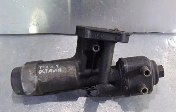 Skoda Octavia Mk2 (1Z) Oil filter mounting bracket