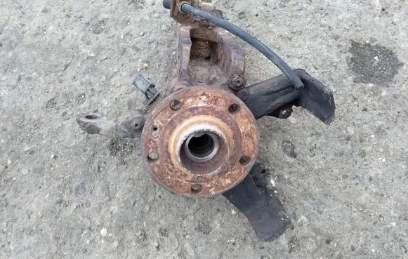 Volkswagen Golf V Front wheel hub spindle knuckle